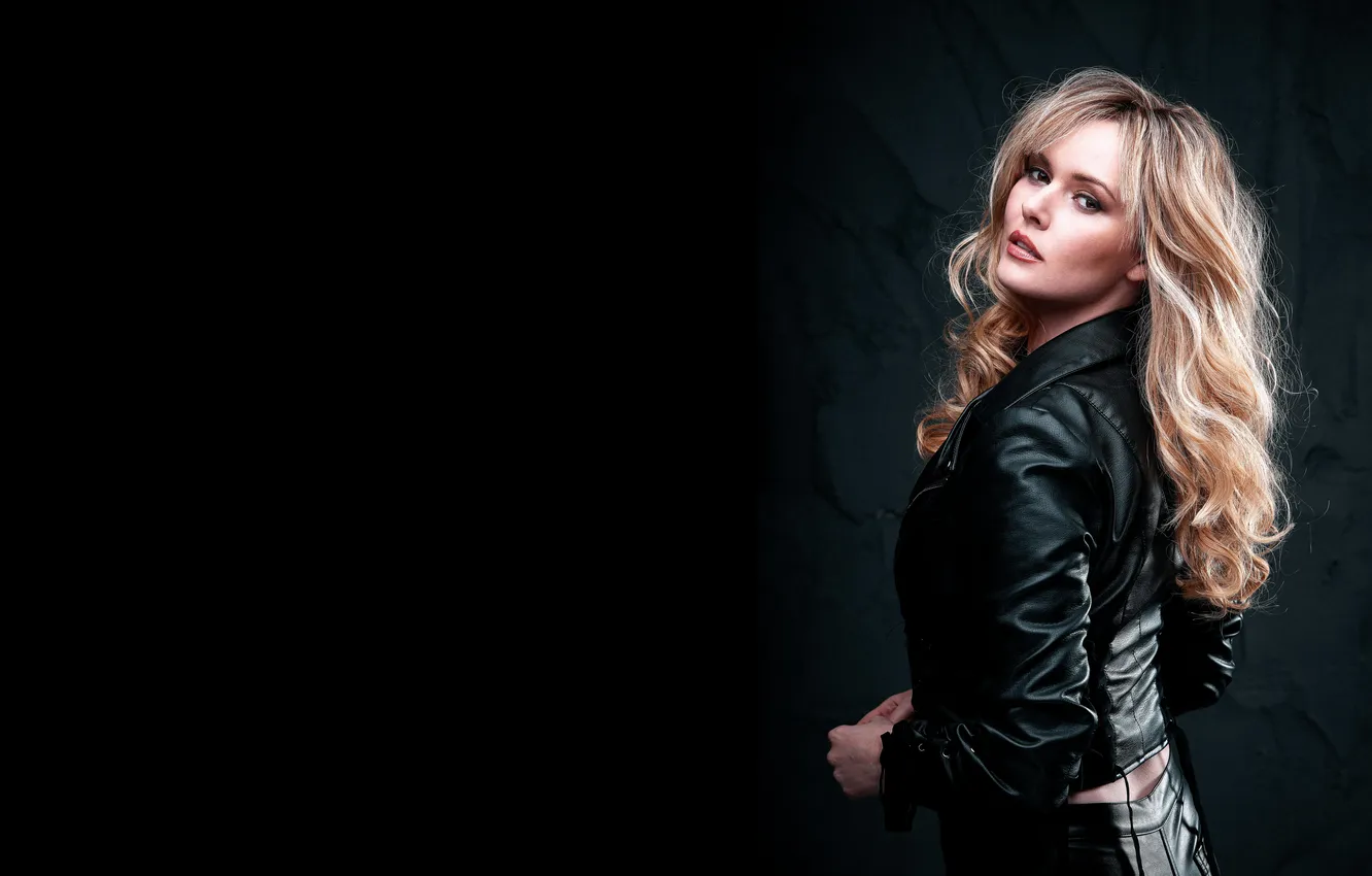 Фото обои dark, rear, model, face, hair, elegant, gorgeous, glance
