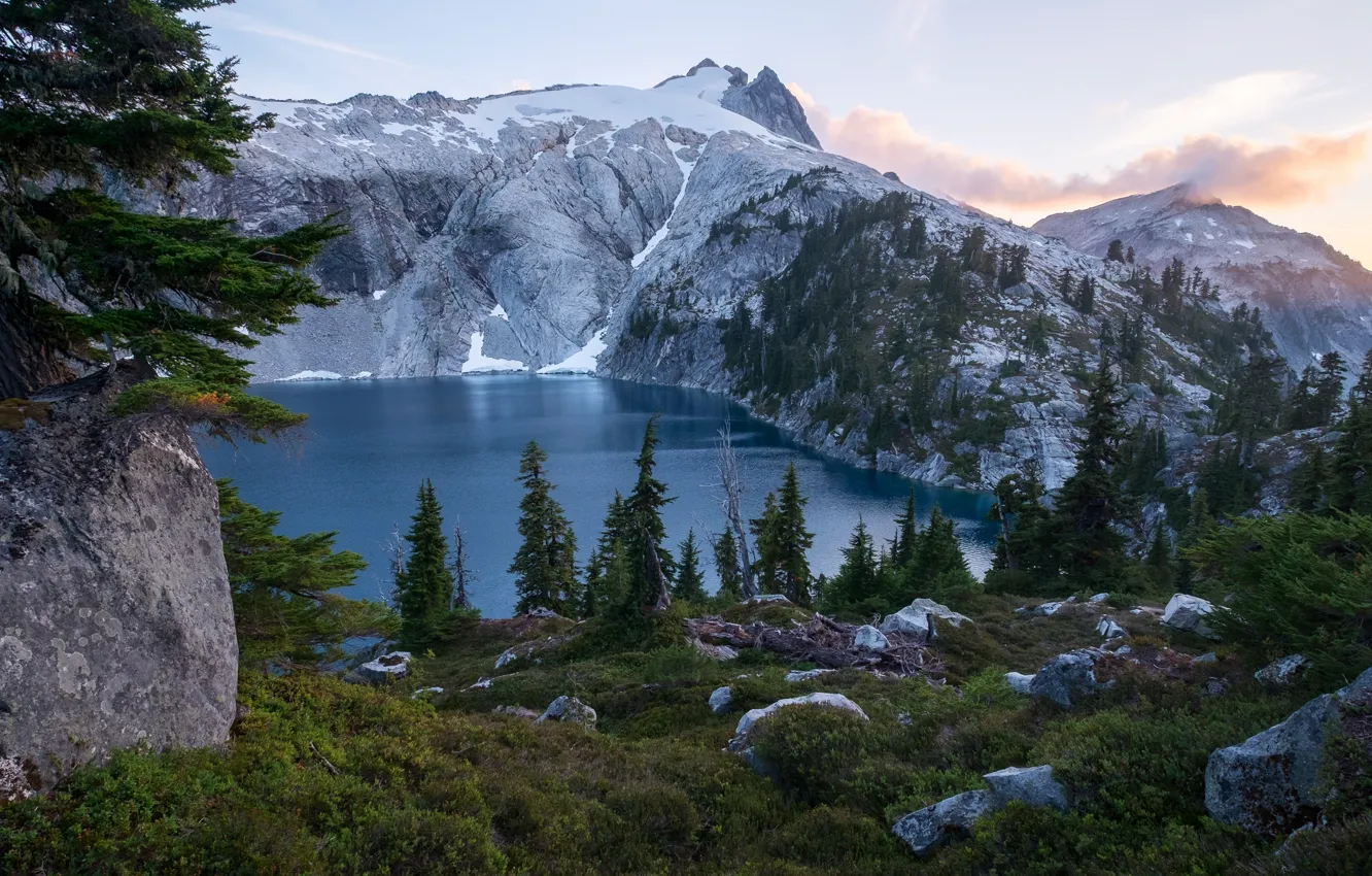 Фото обои лес, снег, деревья, горы, озеро, камни, скалы, США
