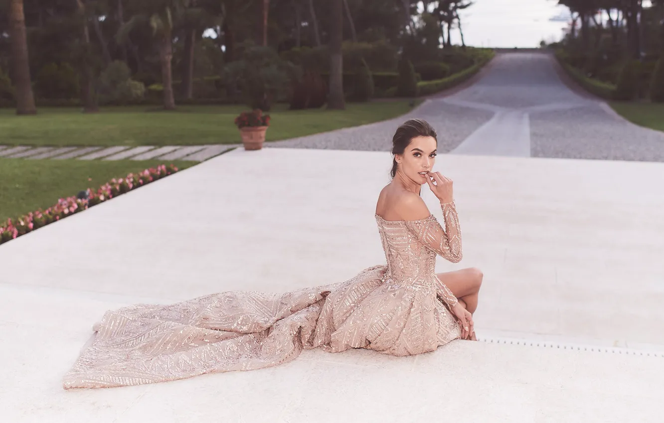 Фото обои взгляд, девушка, поза, парк, модель, платье, Alessandra Ambrosio, красивая