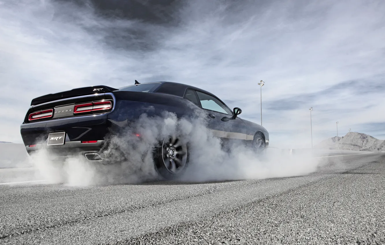 Фото обои Небо, Дорога, Дым, Dodge, Challenger, Hemi, Muscle Car, 2015