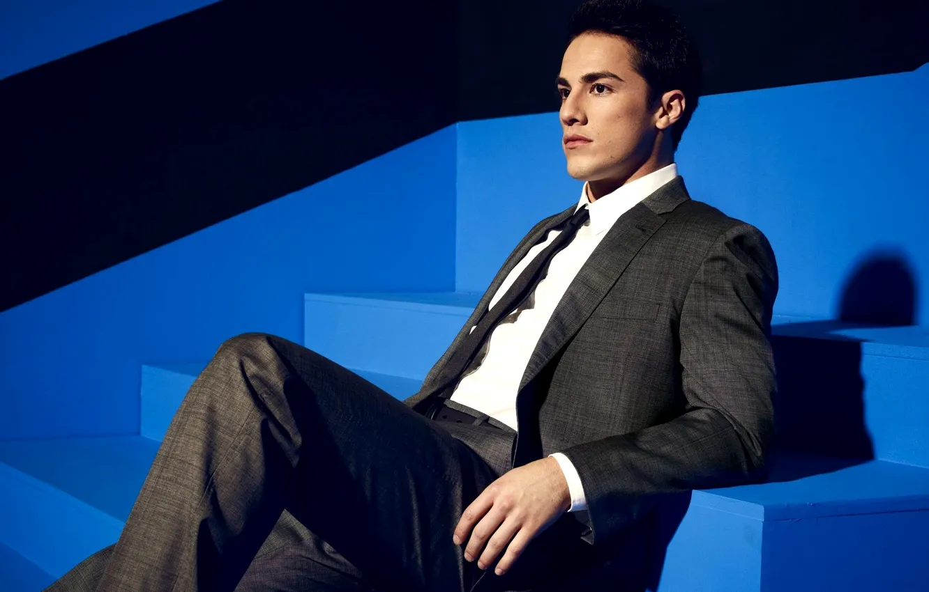 Фото обои костюм, актер, сериал, парень, The Vampire Diaries, Дневники вампира, Michael Trevino, Майкл Тревино