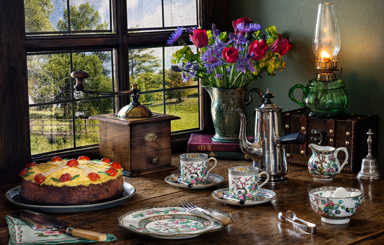 Фото обои цветы, стиль, лампа, букет, окно, тарелка, чашки, торт