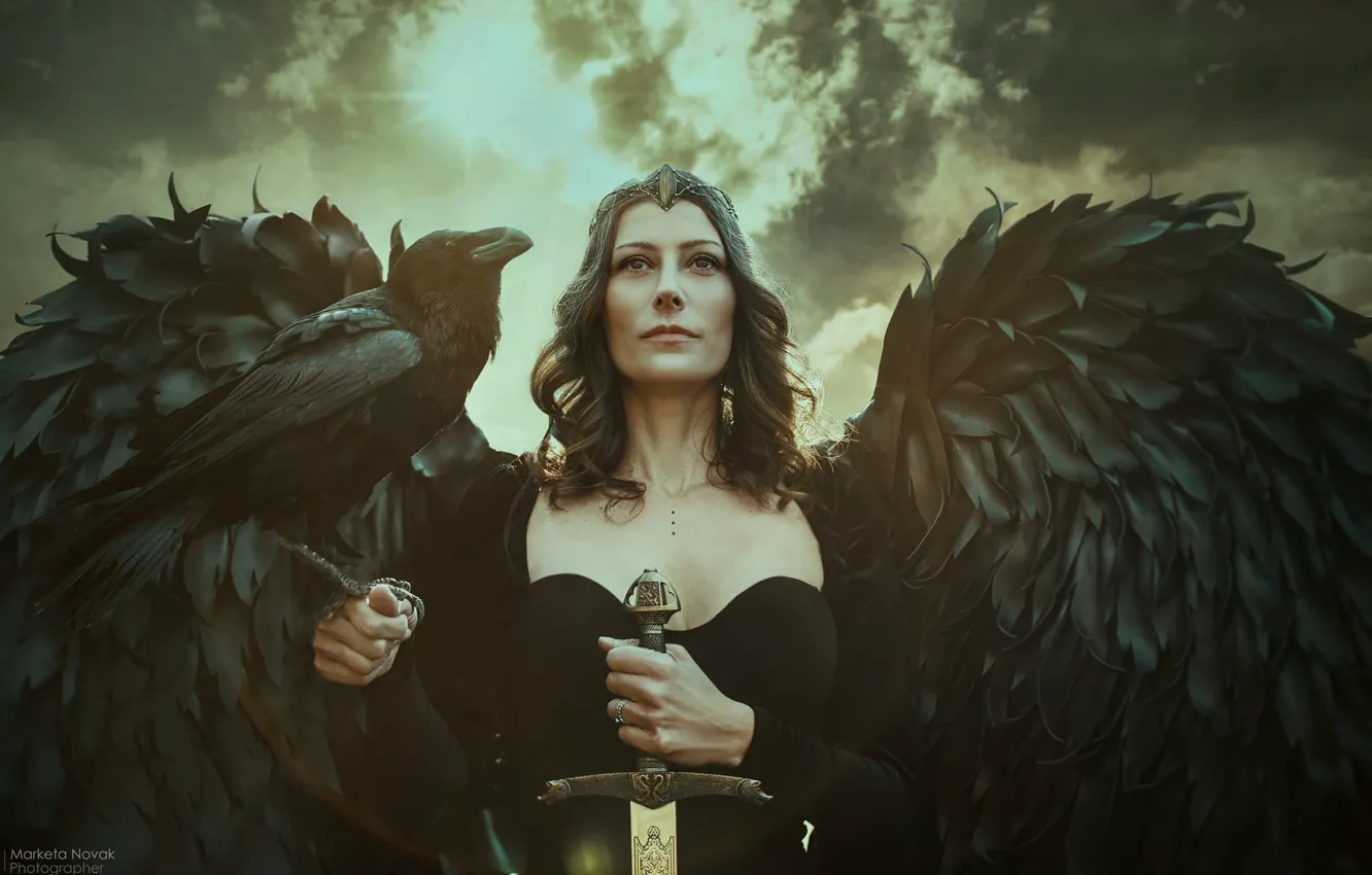 Фото обои девушка, птица, крылья, меч, воительница, Marketa Novak, Lenka Odehnalová, чёрный ворон