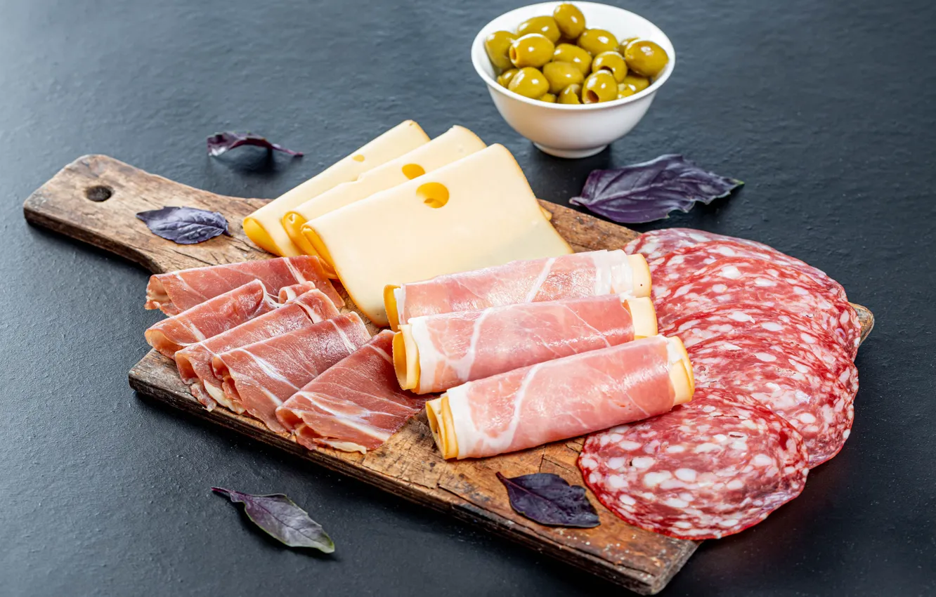 Фото обои сыр, доска, оливки, колбаса, бекон, cheese, sausage, ham