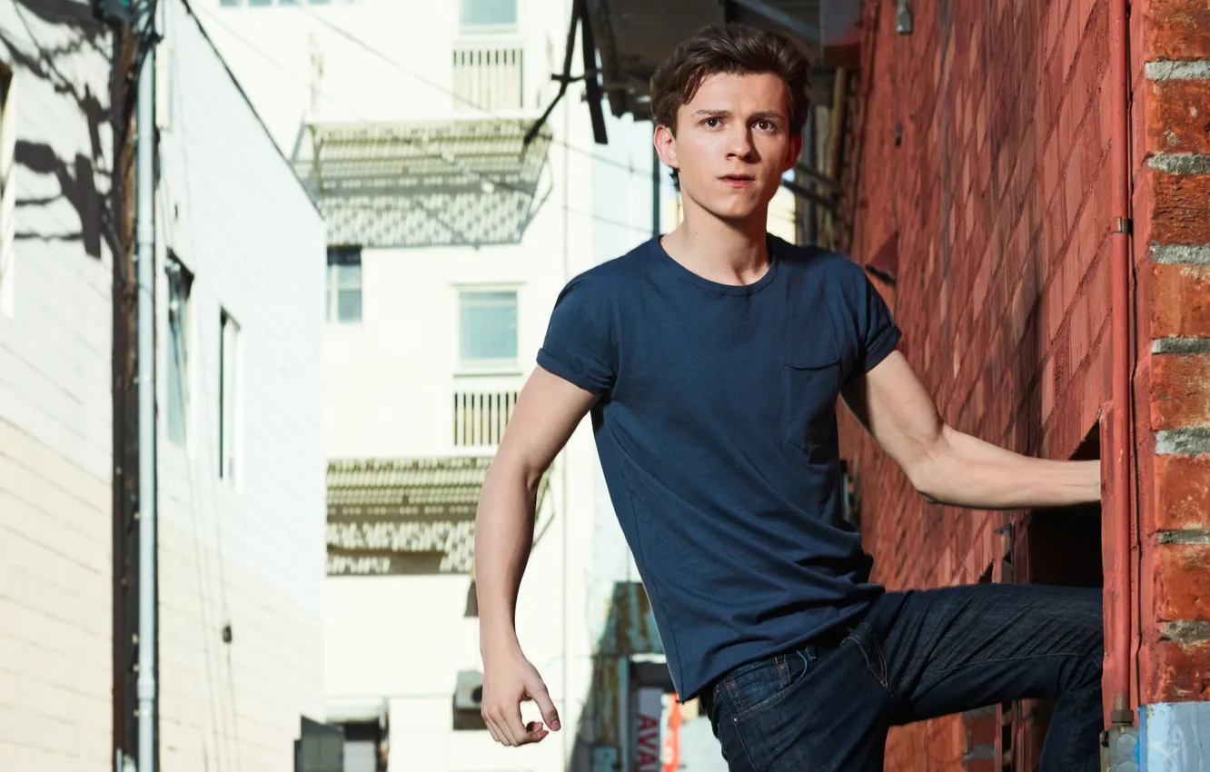 Фото обои взгляд, поза, улица, актёр, Tom Holland, Том Холланд