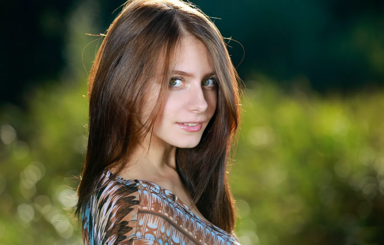 Фото обои girl, dress, field, photo, blue eyes, model, lips, brunette