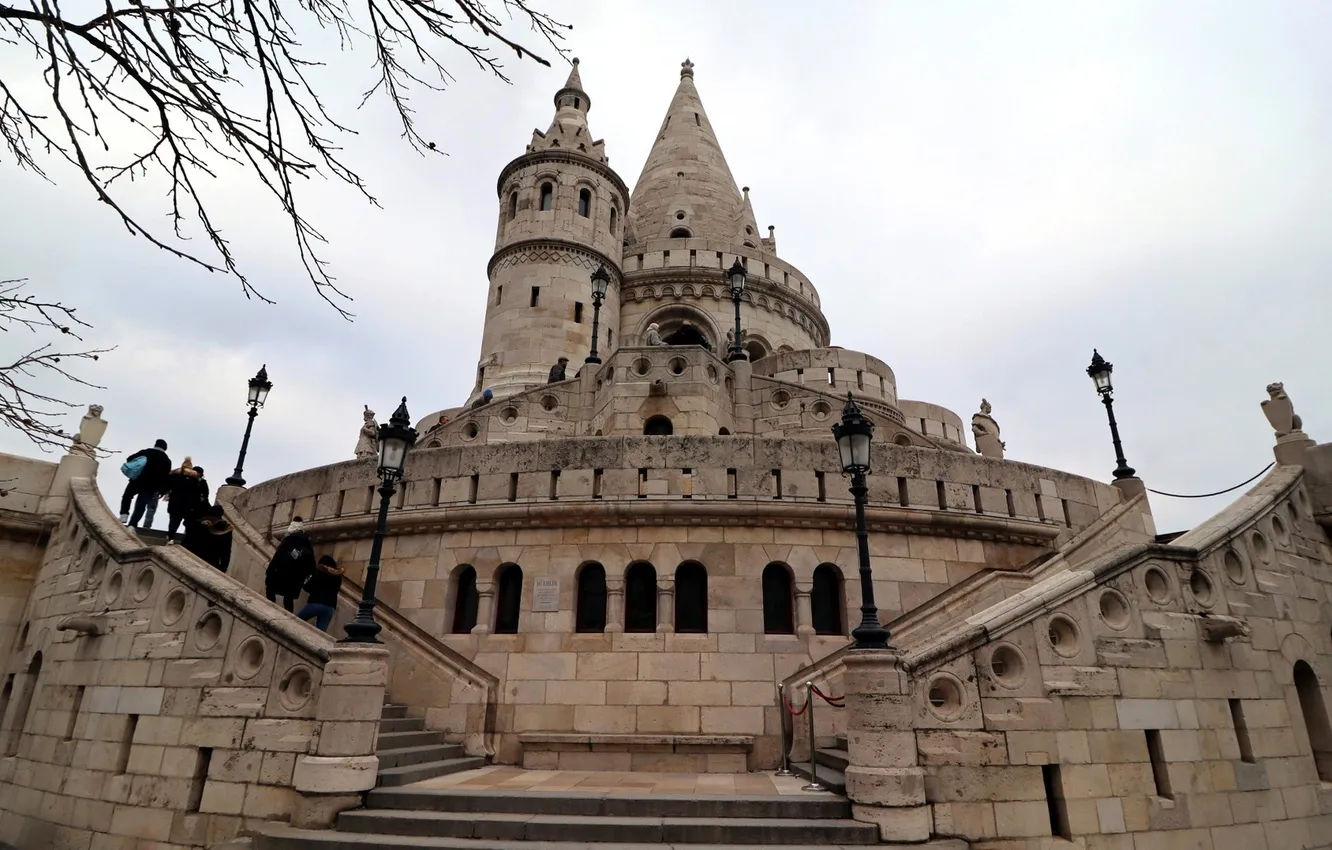 Фото обои ветки, люди, замок, фонари, лестницы, крепость, Fisherman's Bastion
