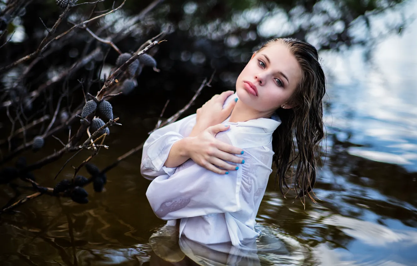 Фото обои вода, девушка, поза, настроение, волосы, ситуация, мокрая, руки