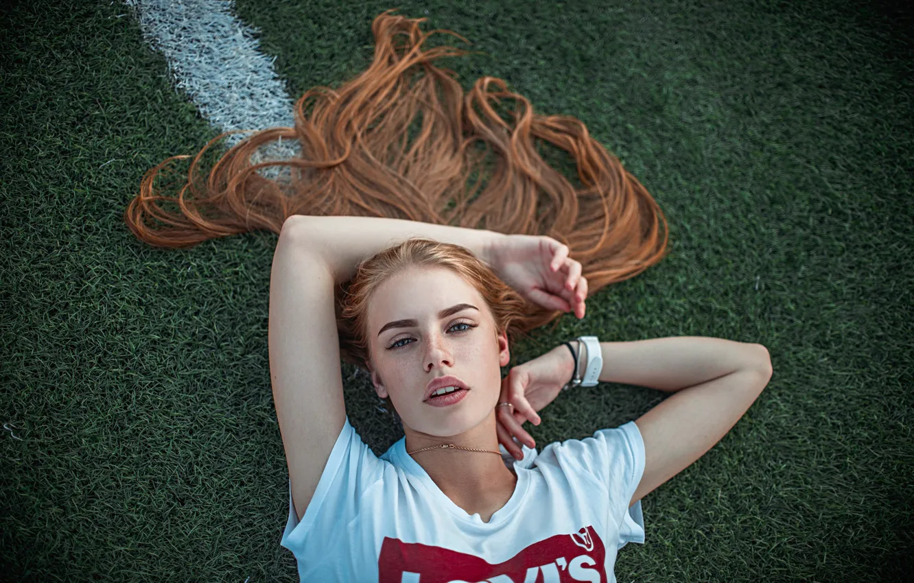 Фото обои взгляд, газон, Девушка, футболка, лежит, рыжая, Саша Руских, Даша Кайсарова