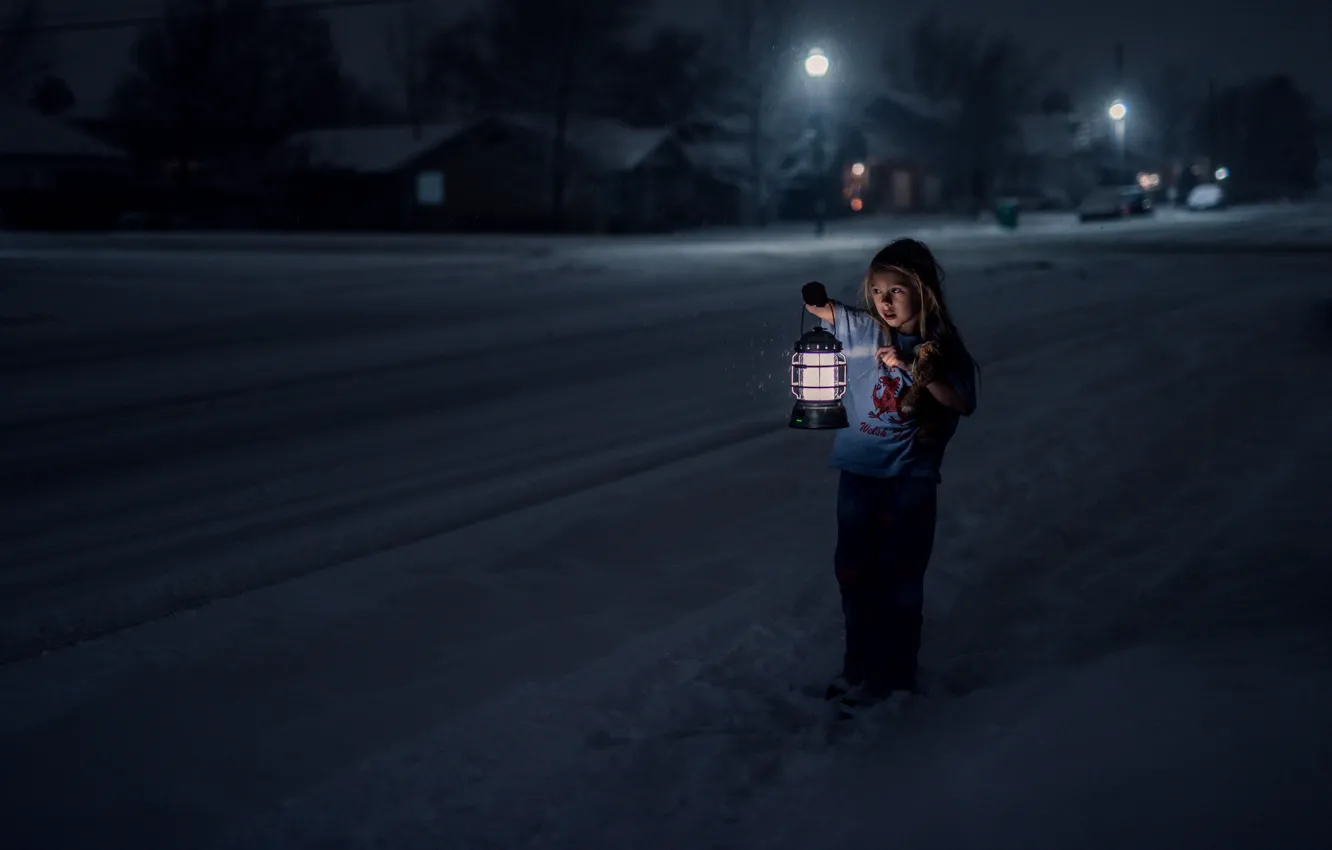 Фото обои холод, зима, одиночество, страх, улица, девочка, фонарь