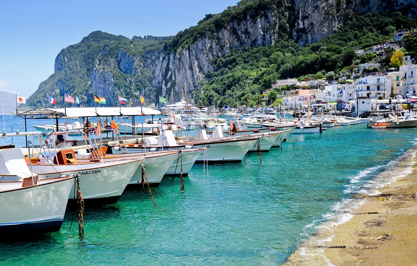 Фото обои море, скалы, берег, остров, дома, лодки, Италия, Italy