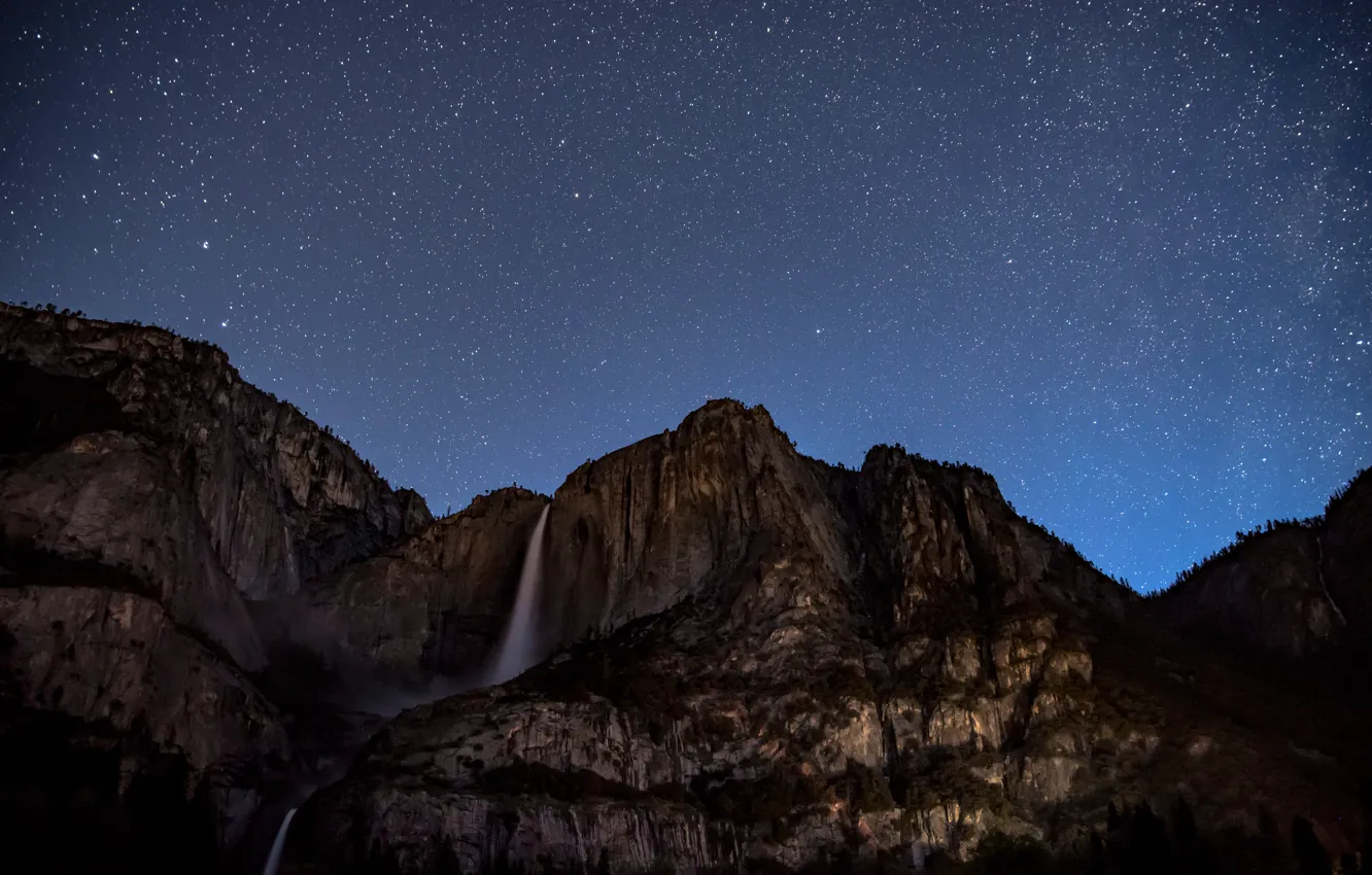 Фото обои небо, звезды, деревья, горы, ночь, природа, скалы, водопад