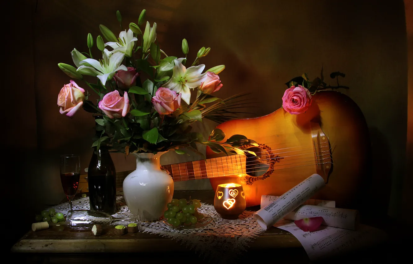 Фото обои цветы, ягоды, ноты, вино, лилии, бутылка, гитара, розы