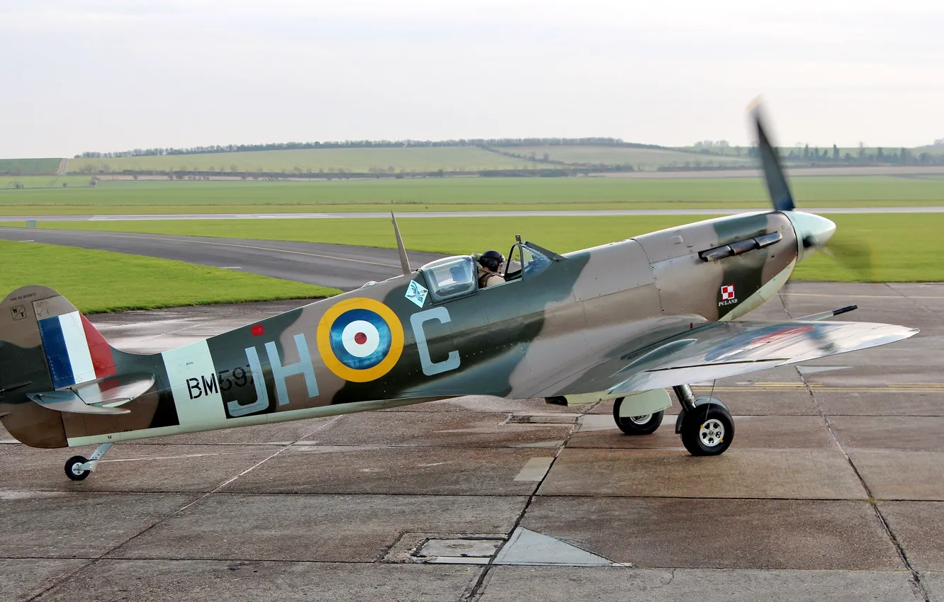 Фото обои поле, самолёт, аэродром, британский, WW2, одноместный истребитель, Spitfire LF.Vb