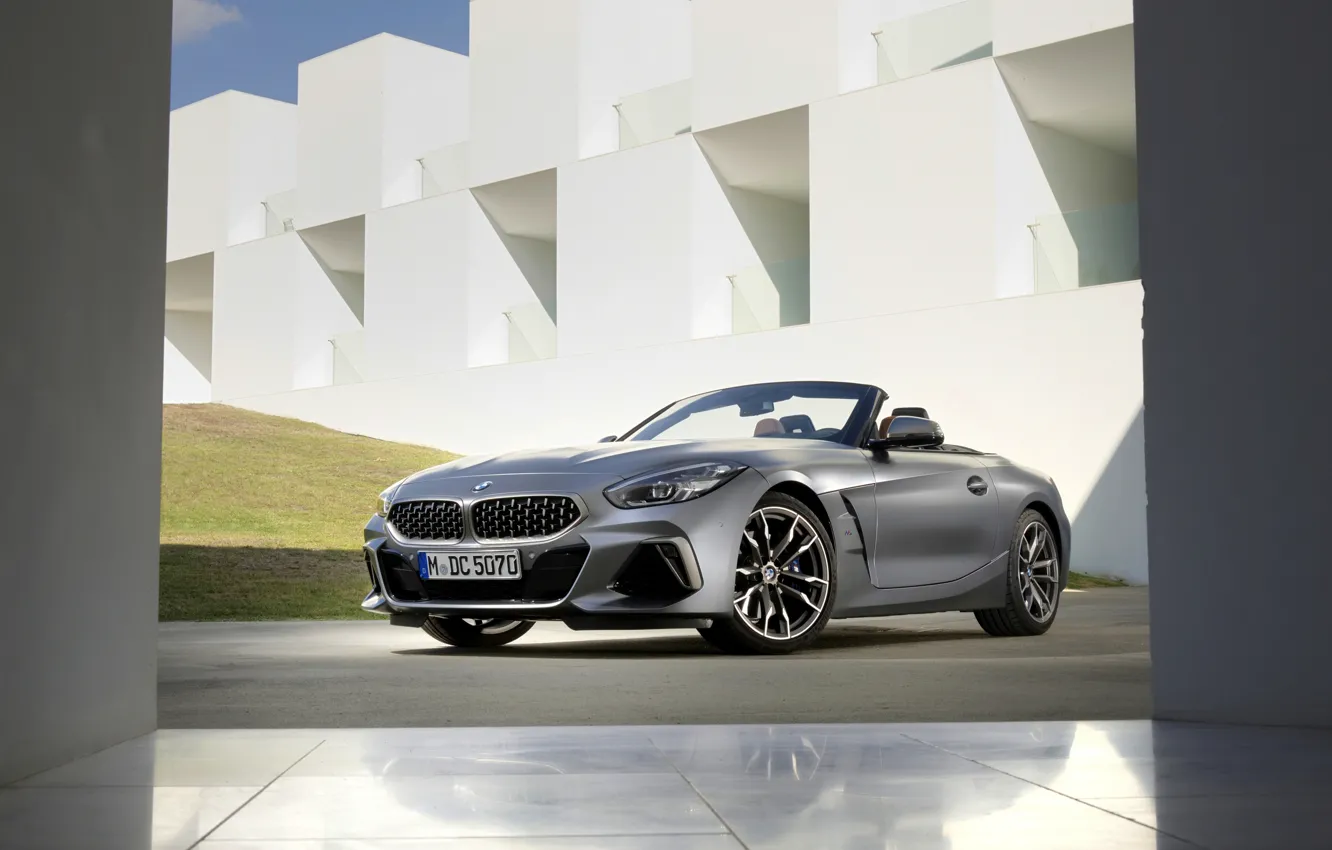 Фото обои серый, стена, газон, здание, BMW, родстер, BMW Z4, M40i