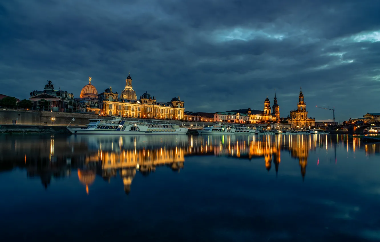 Фото обои отражение, река, здания, дома, Германия, Дрезден, причал, ночной город