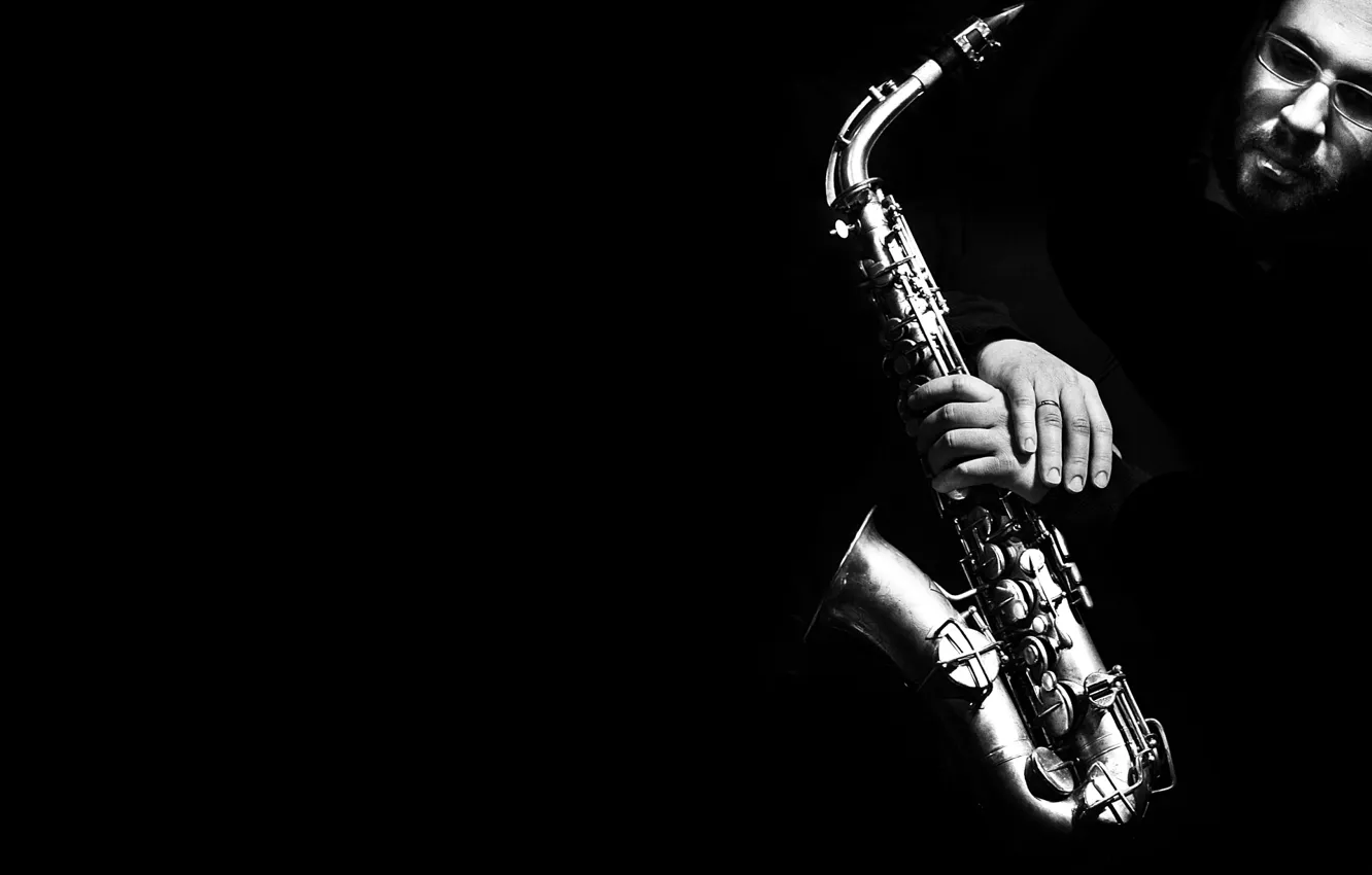 Фото обои лицо, ч/б, Саксофон, чёрный фон, музыкальный инструмент, чёрнобелое, Saxophone, мужчина.руки