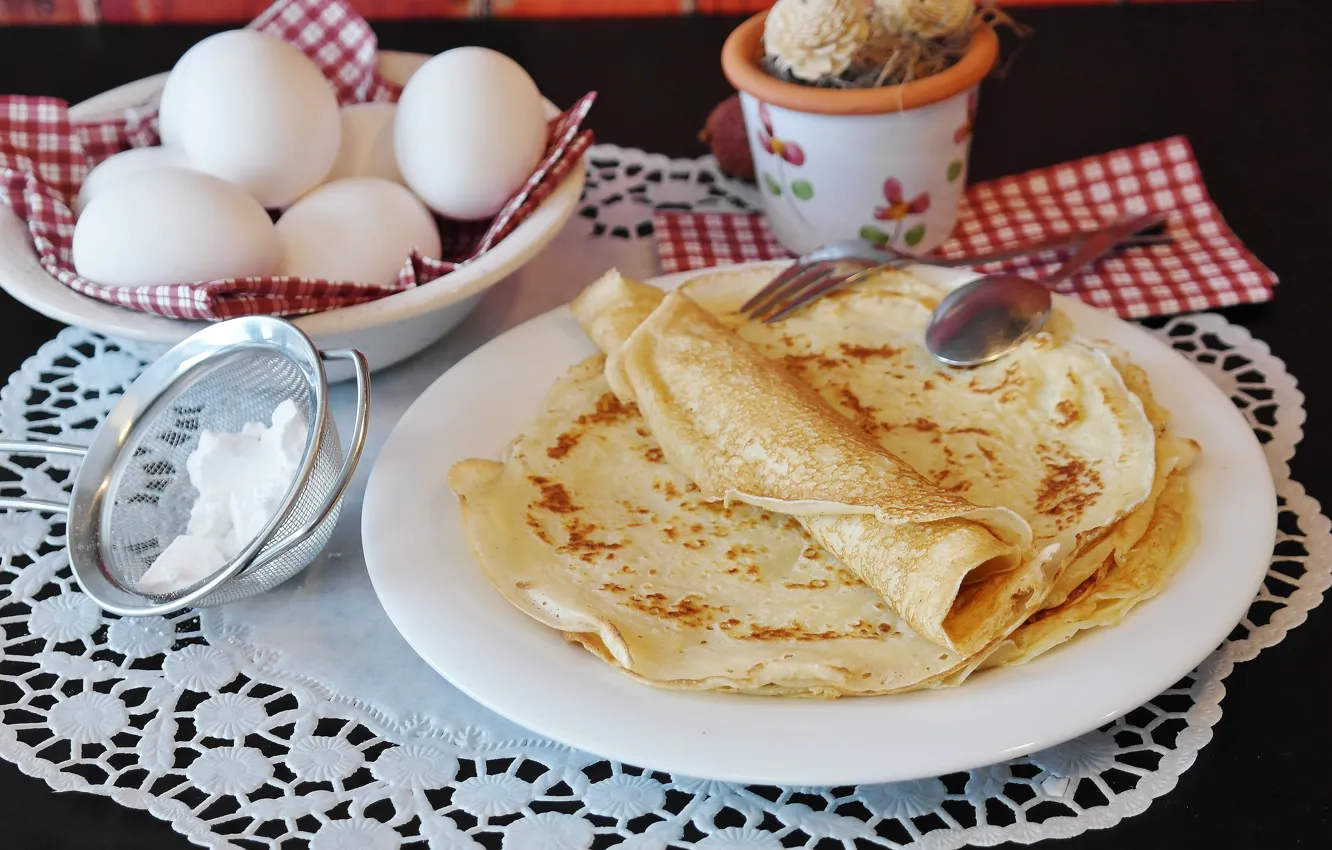 Фото обои яйца, тарелки, сахар, блины, выпечка, салфетка, масленица, пудра