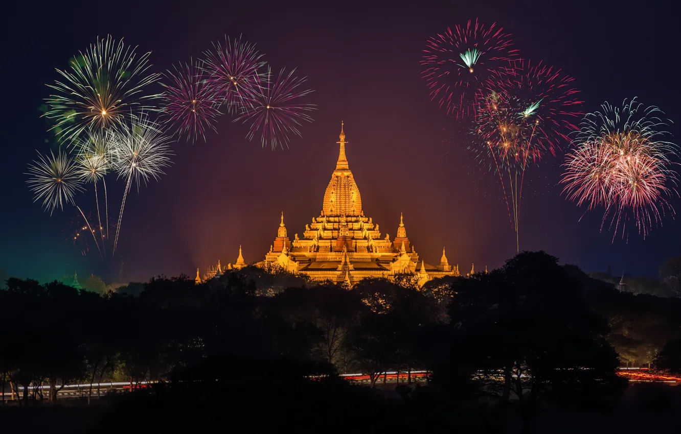 Фото обои light, пагода, фейерверк, golden, road, night, asia, fireworks