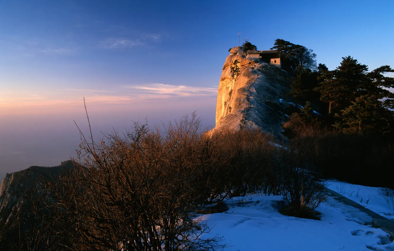 Фото обои зима, снег, деревья, горы, дом, скалы, китай, забор
