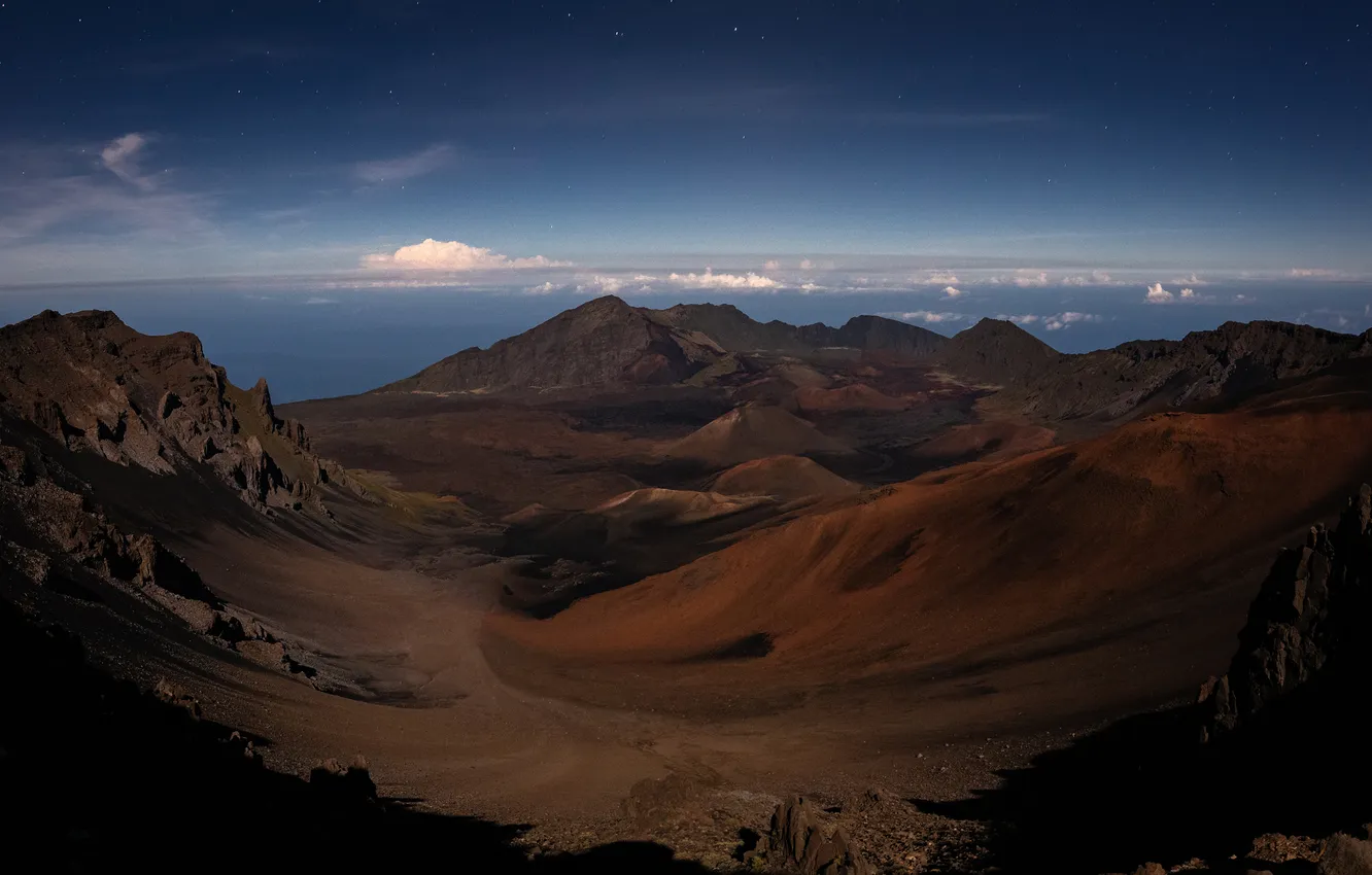 Фото обои небо, звезды, облака, горы, ночь, синева, скалы, холмы
