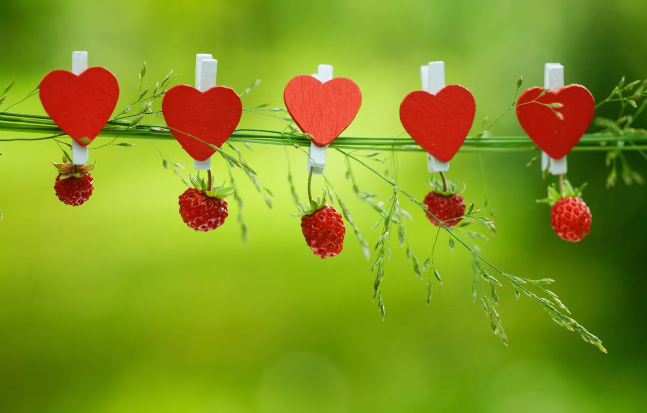 Фото обои ягоды, фон, настроение, земляника, сердечки, прищепки, травинки