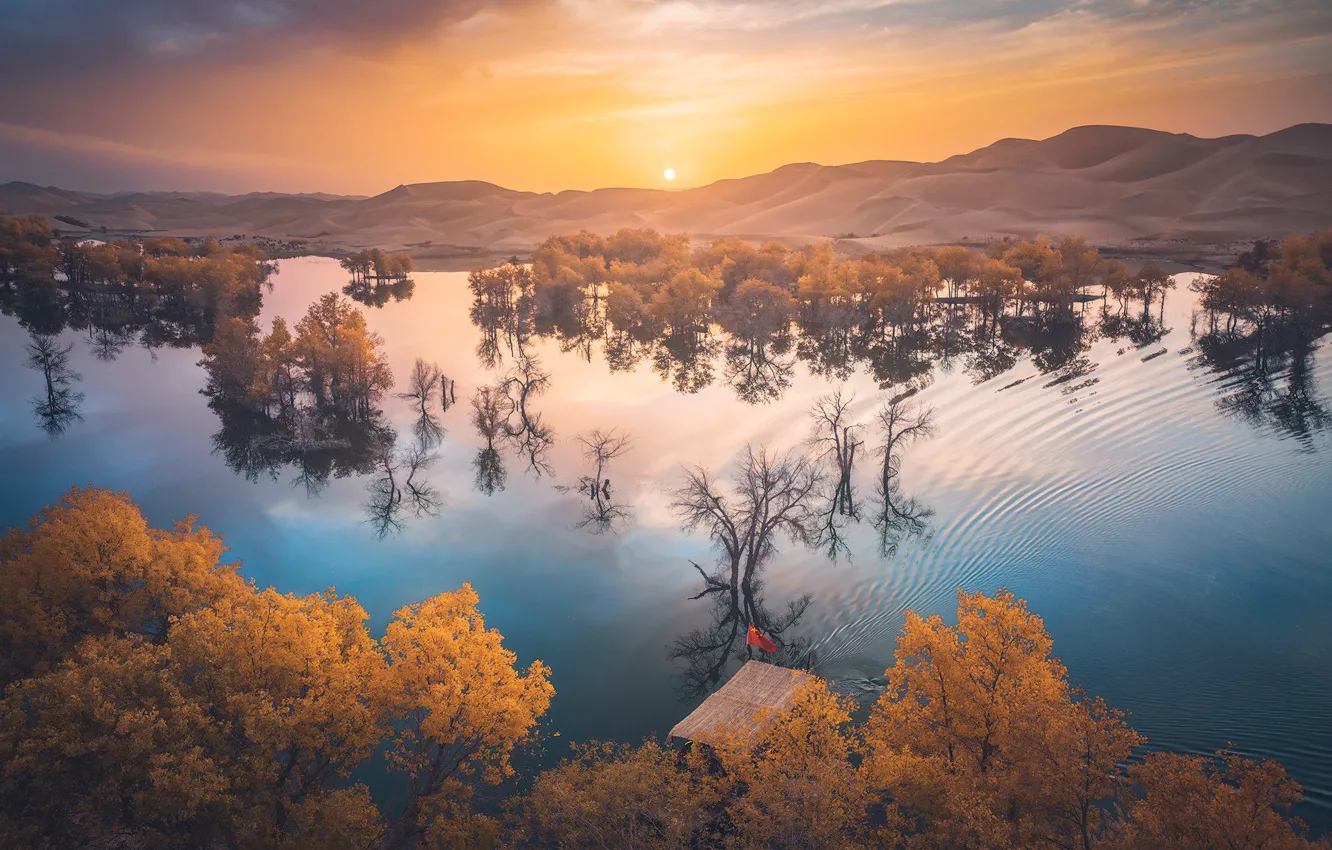 Фото обои осень, небо, деревья, горы, отражение, рассвет, холмы, листва