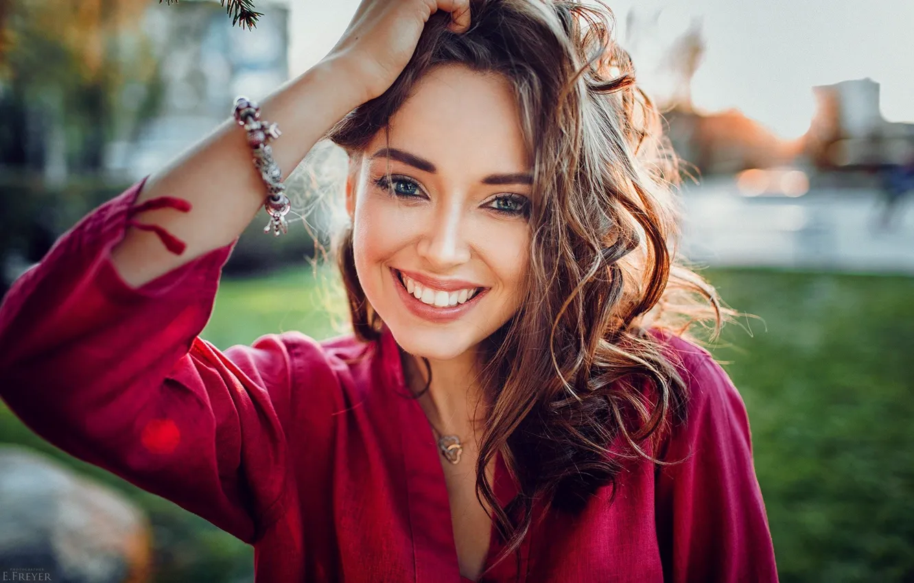 Фото обои girl, photo, smile, photographer, blue eyes, model, lips, face