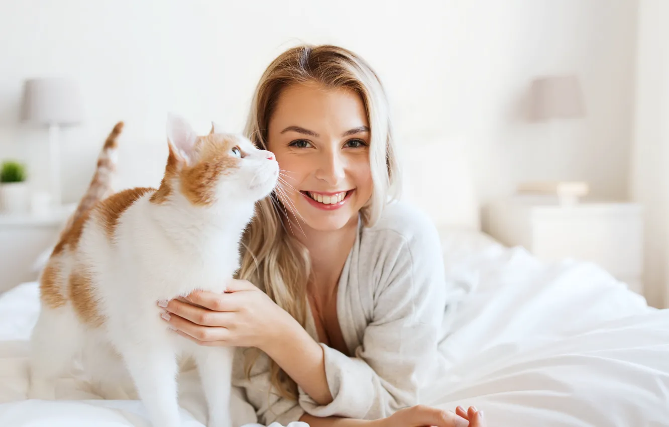 Фото обои кошка, девушка, улыбка, кровать, прическа, блондинка, постель, халат