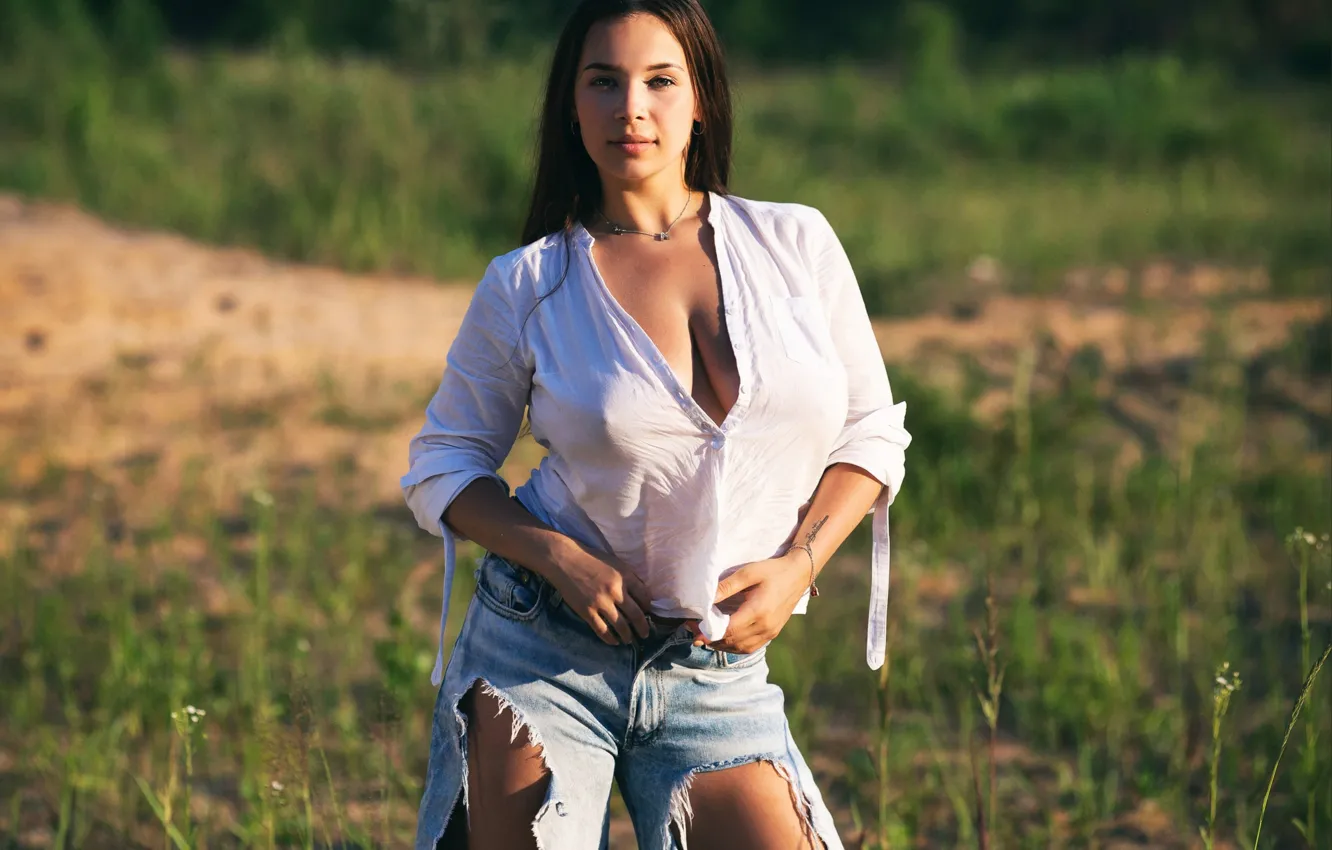 Фото обои nature, model, tattoo, women, jeans, brunette, shirt, neckline