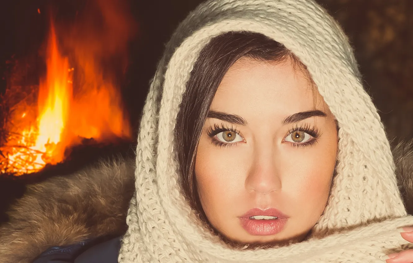 Фото обои взгляд, девушка, лицо, фон, огонь, пламя, губы, платок