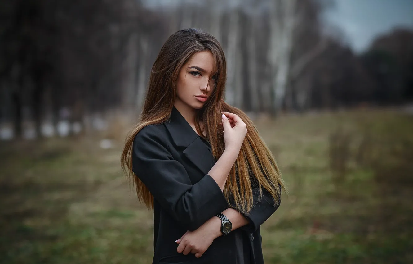 Фото обои девушка, деревья, поляна, портрет, макияж, прическа, шатенка, красивая