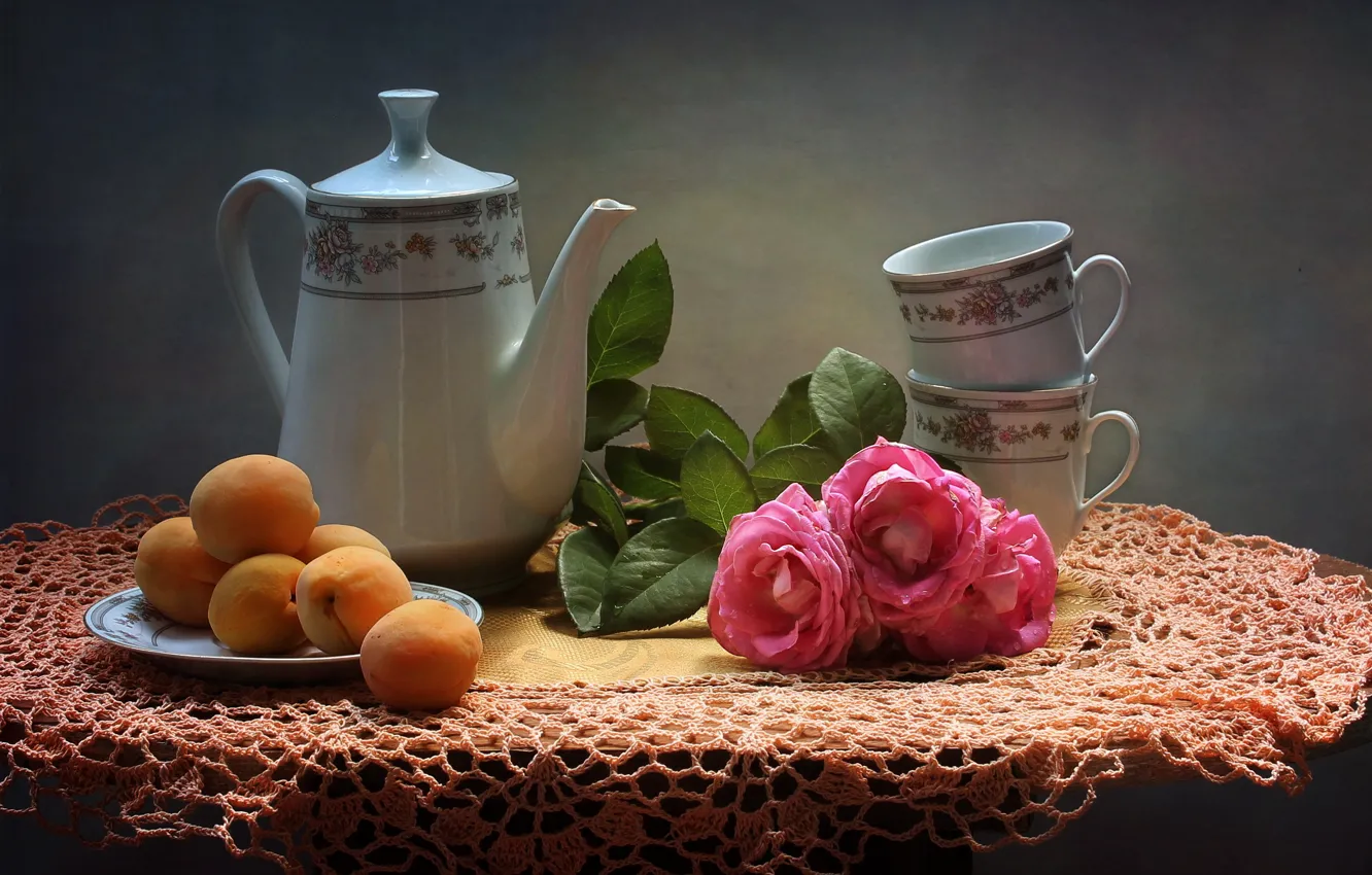 Фото обои цветы, стол, розы, чайник, тарелка, чашки, фрукты, натюрморт