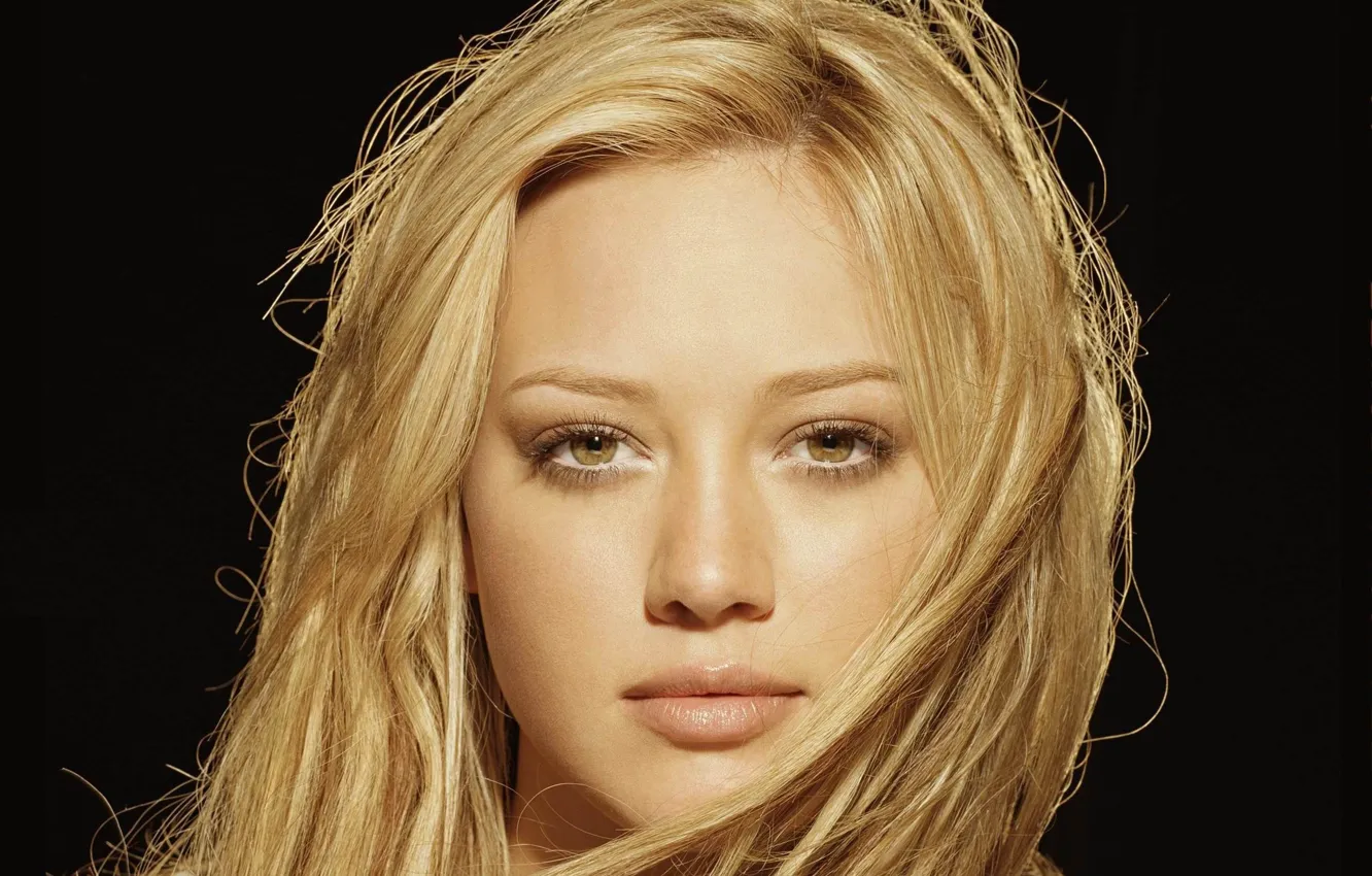 Фото обои взгляд, девушка, лицо, актриса, блондинка, губы, черный фон, Hilary Duff