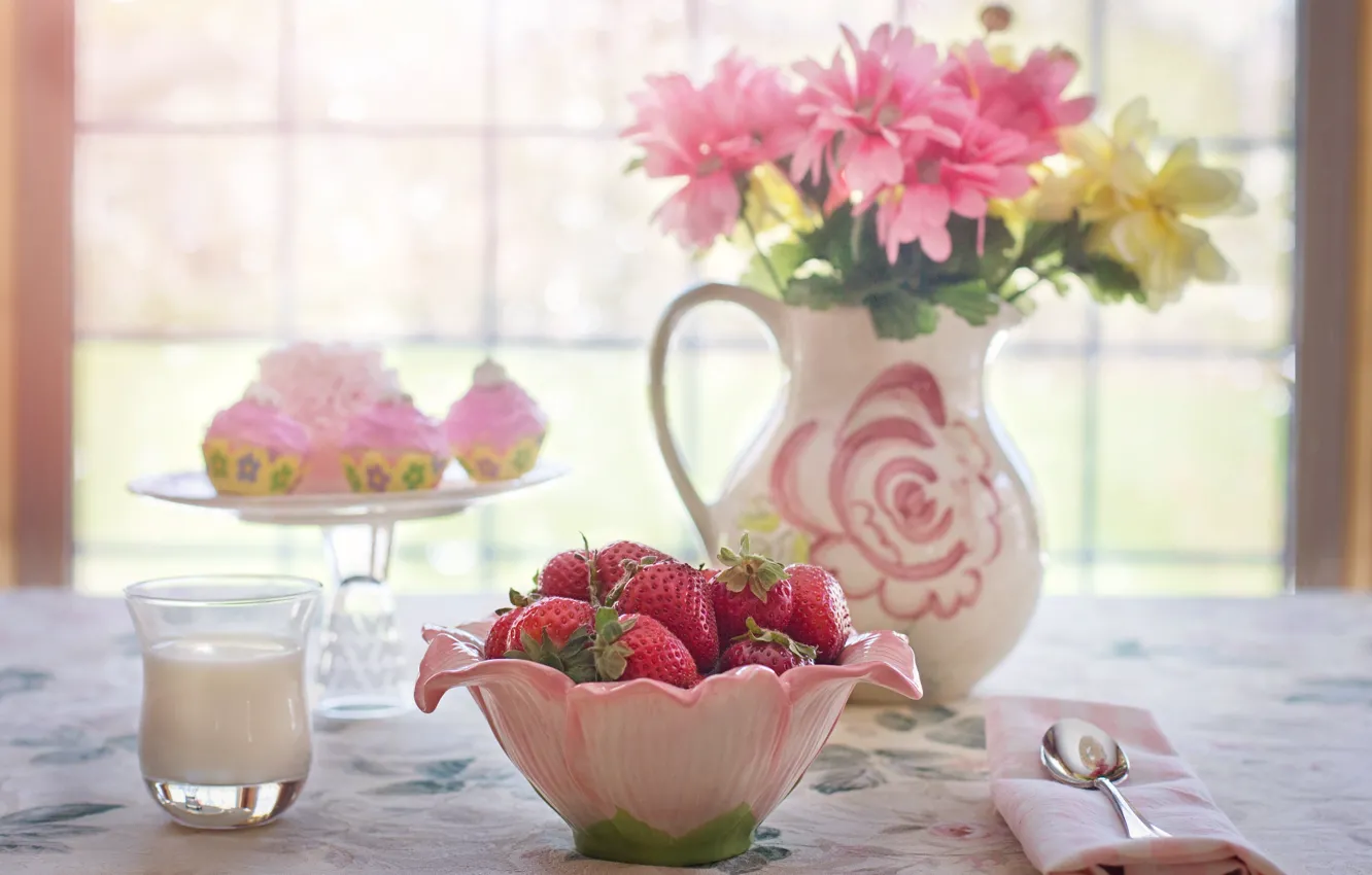 Фото обои цветы, стакан, ягоды, стол, молоко, окно, клубника, миска