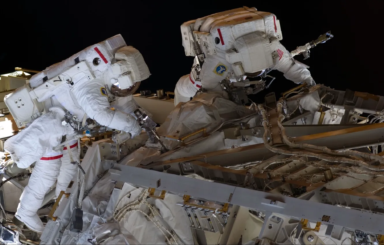 Фото обои космос, техника, ремонт, астронавты