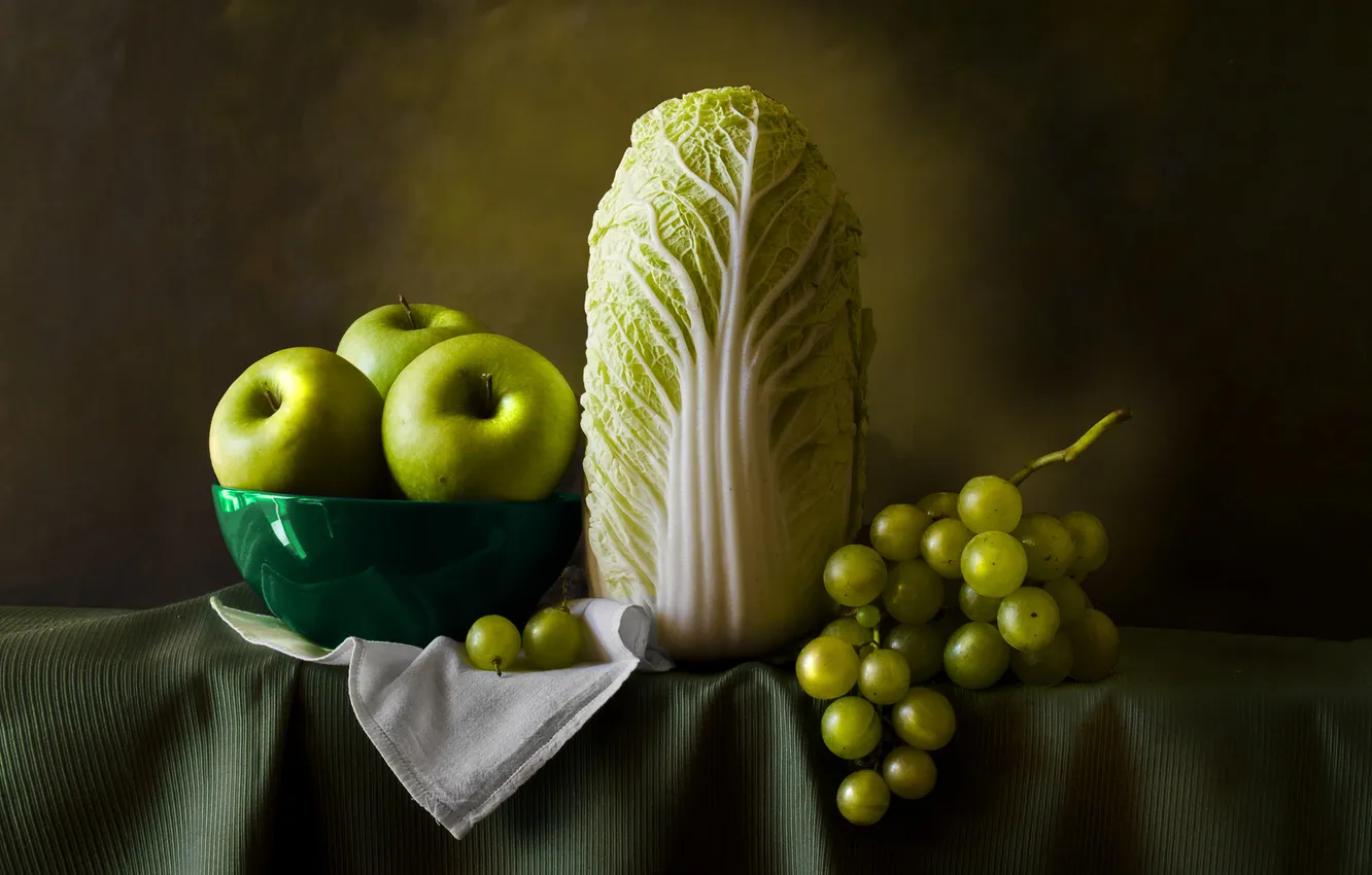 Фото обои стол, фон, яблоки, виноград, посуда, фрукты, овощи, капуста