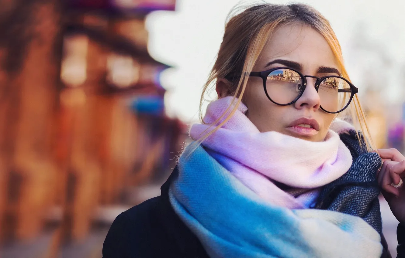 Фото обои девушка, отражения, город, шарф, очки, боке, Lera, Dmitry Belyaev