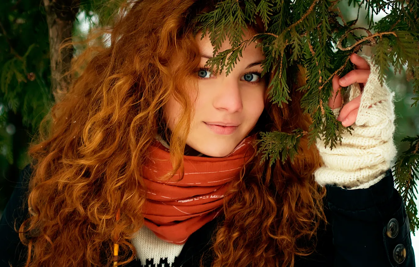 Фото обои лес, взгляд, девушка, природа, лицо, улыбка, волосы, рыжие