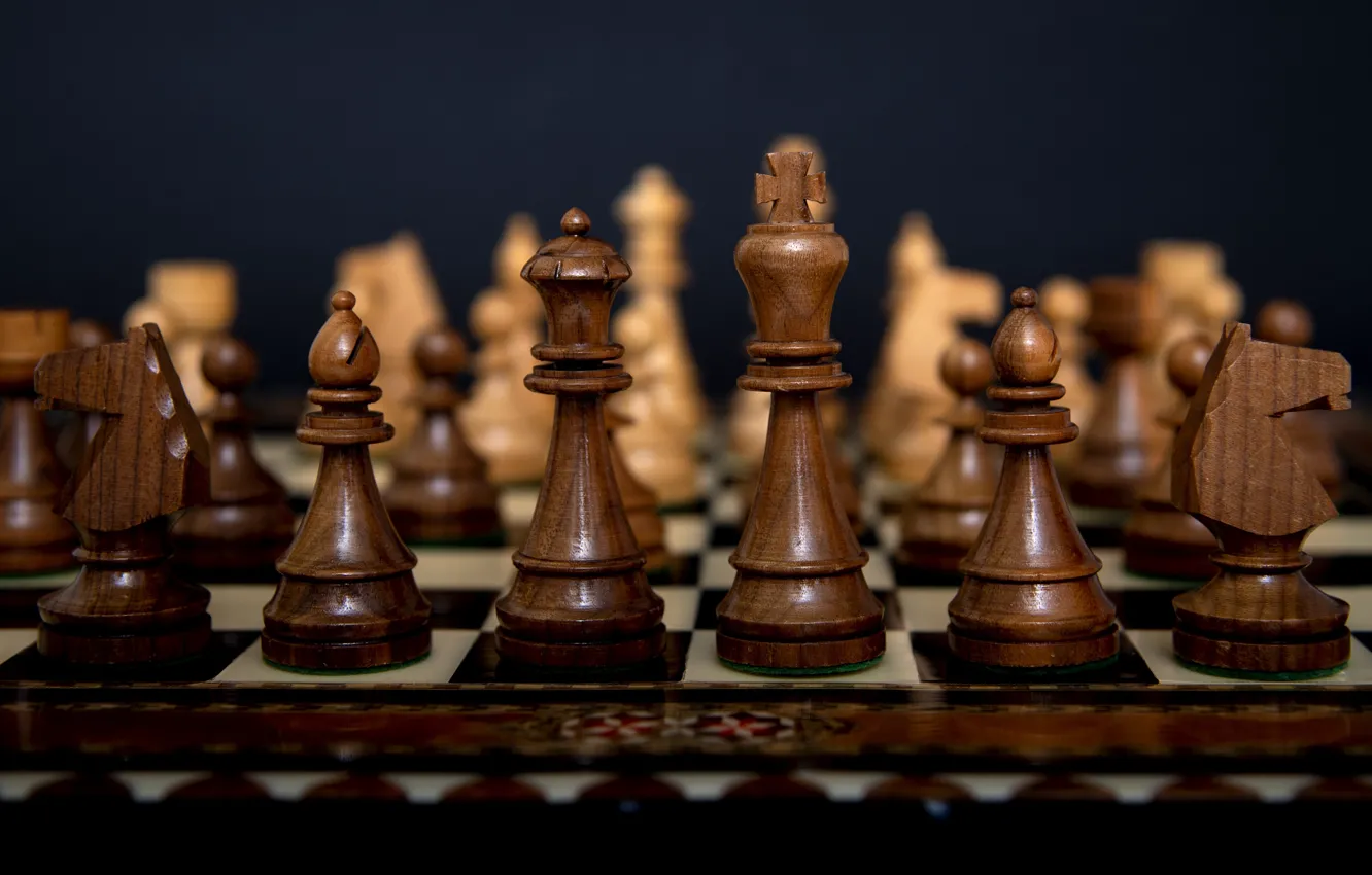 Фото обои темный фон, конь, игра, шахматы, фигуры, королева, шахматная доска, король