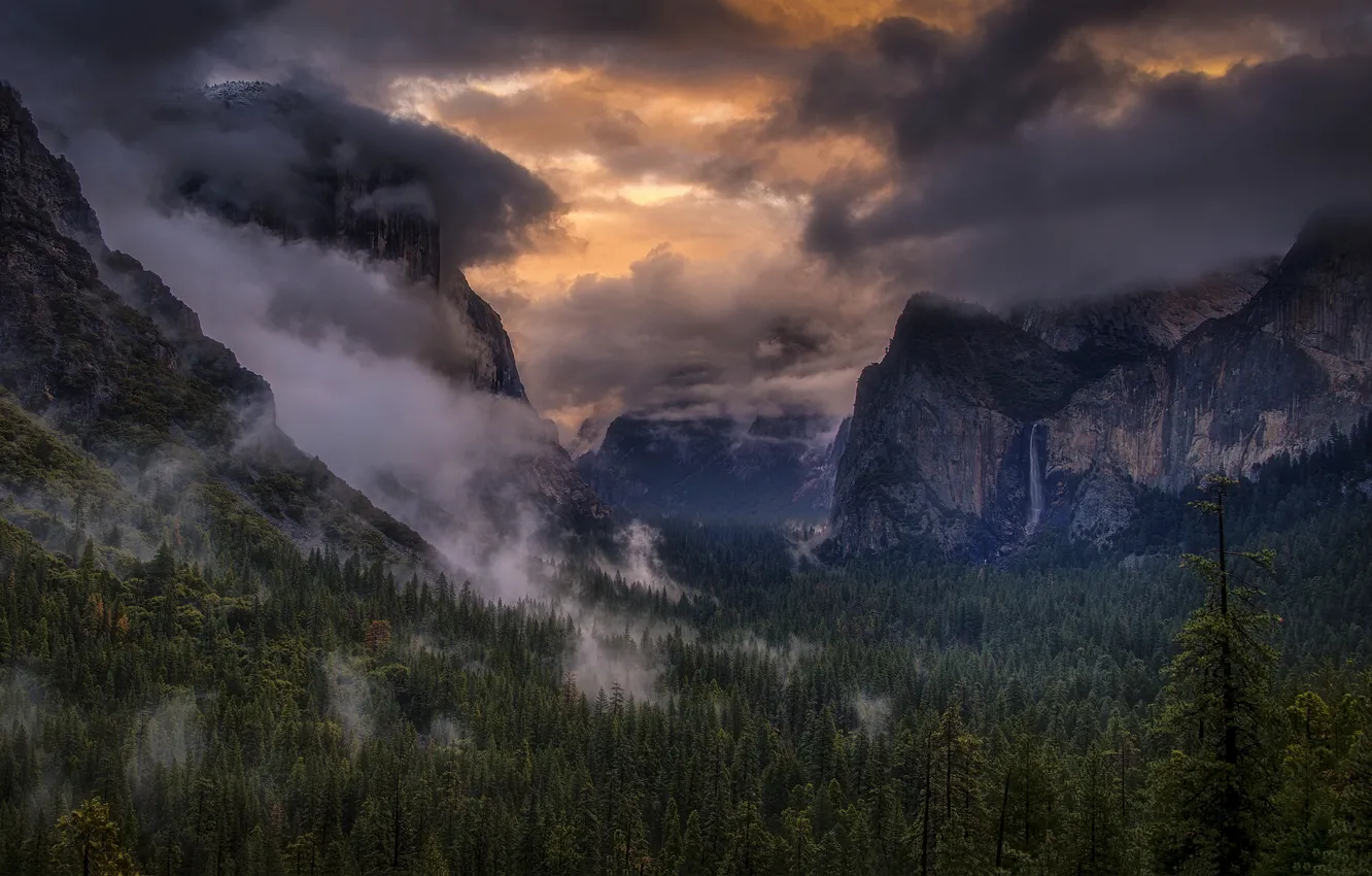 Фото обои небо, облака, деревья, горы, туман, водопад, США, Yosemite National Park