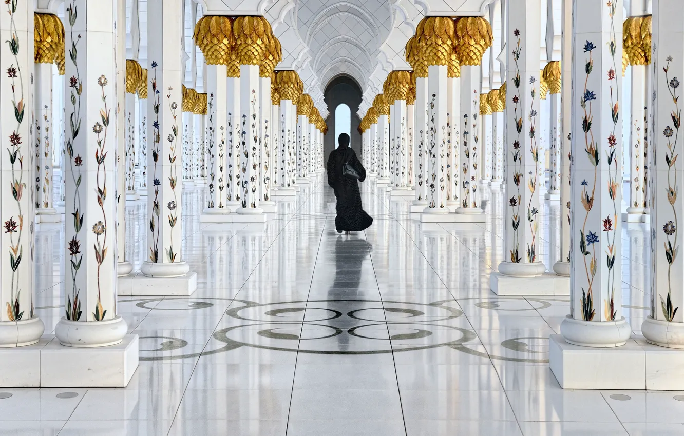 Фото обои отражение, фигура, колонны, в чёрном, Golden walk