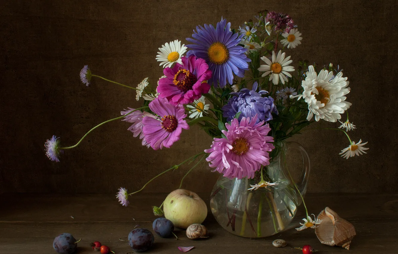 Фото обои цветы, стол, яблоко, ромашки, букет, ваза, ракушки, розовые