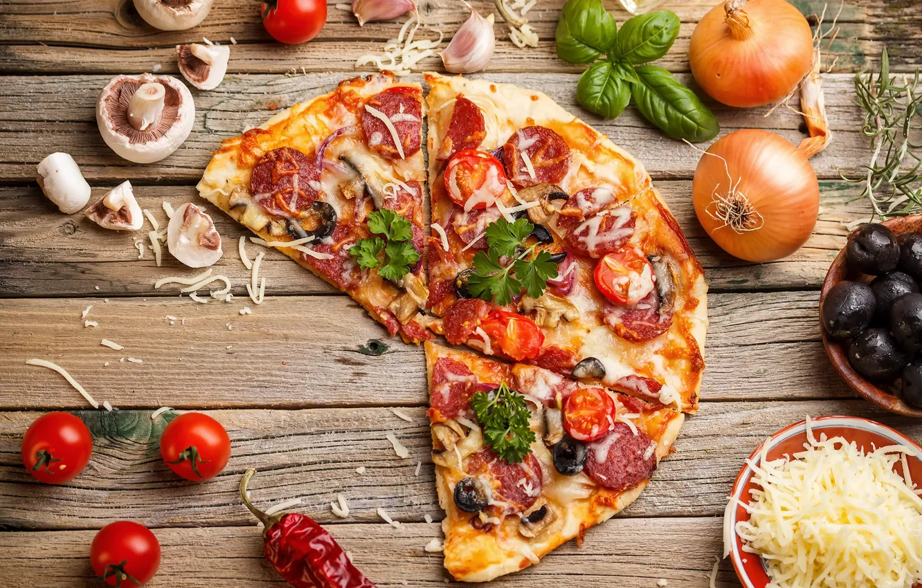Фото обои грибы, сыр, пицца, помидоры, оливки, колбаса