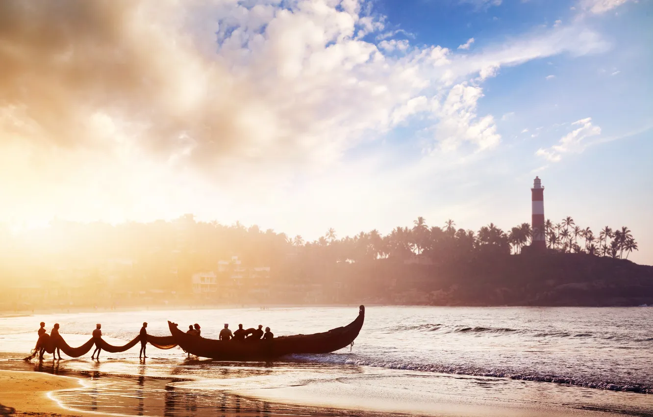 Фото обои песок, море, облака, люди, маяк, лодки, утро, Индия