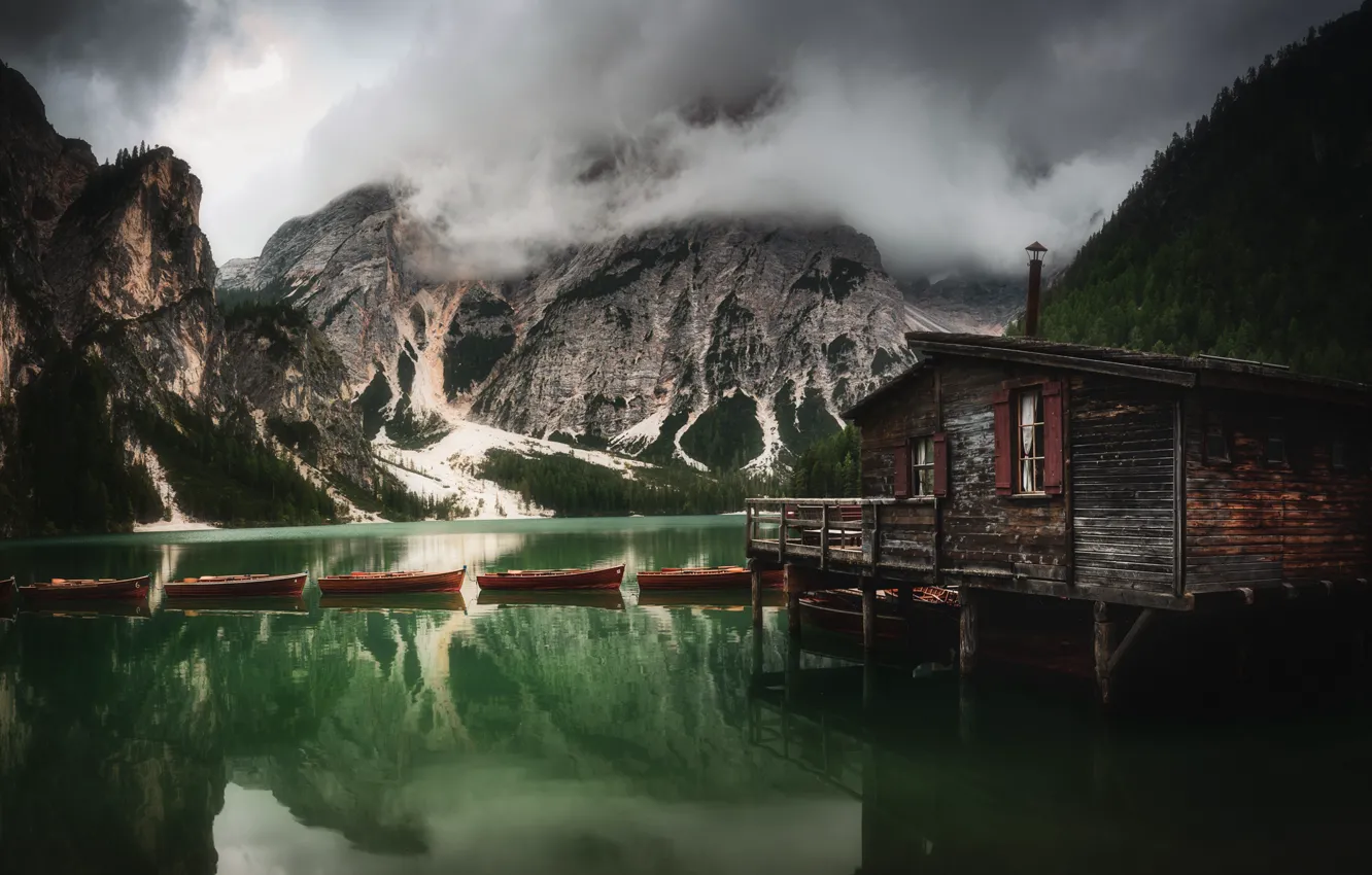 Фото обои облака, пейзаж, горы, природа, озеро, лодки, Италия, домик
