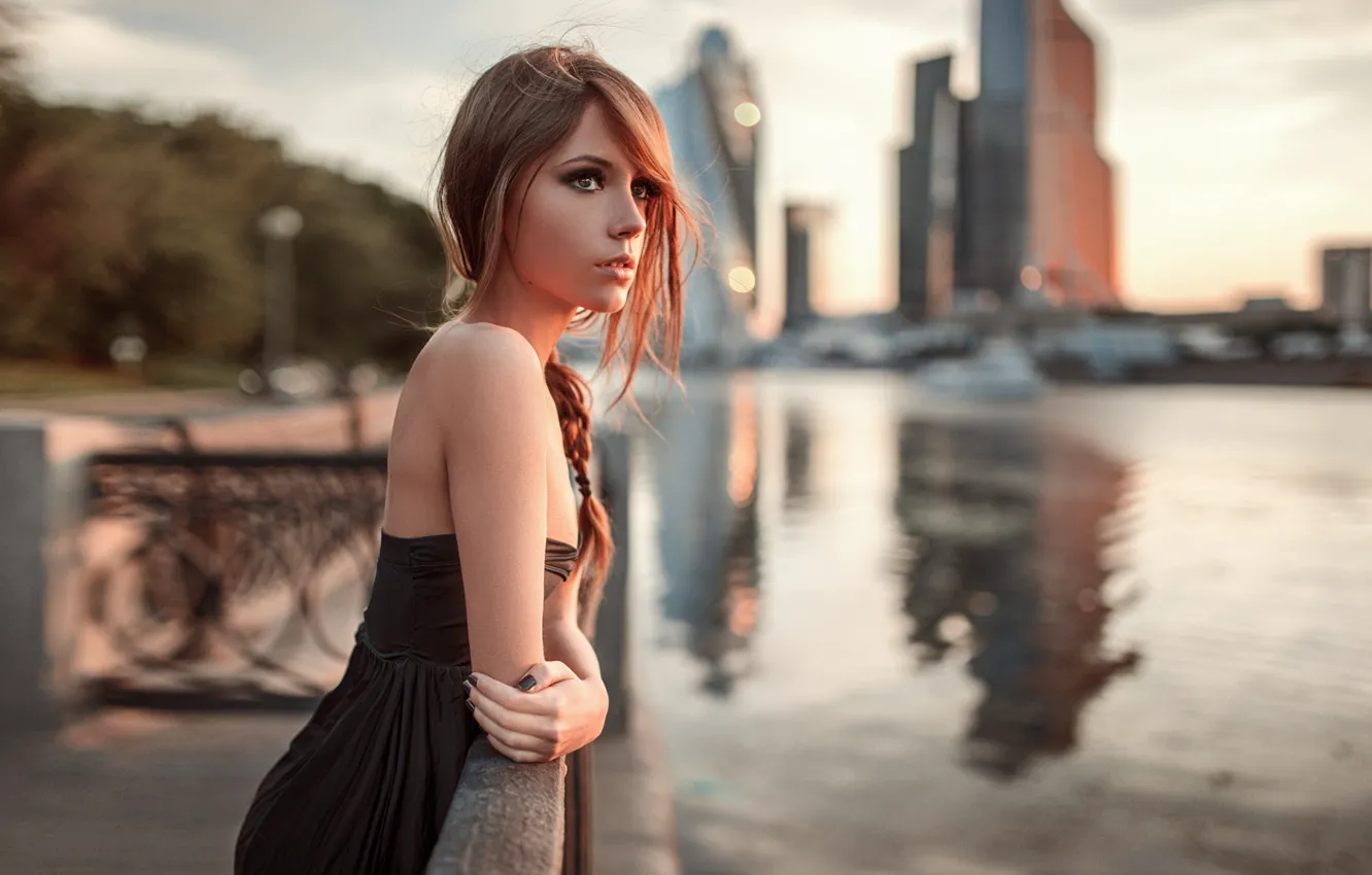 Фото обои взгляд, девушка, город, река, настроение, модель, портрет, платье