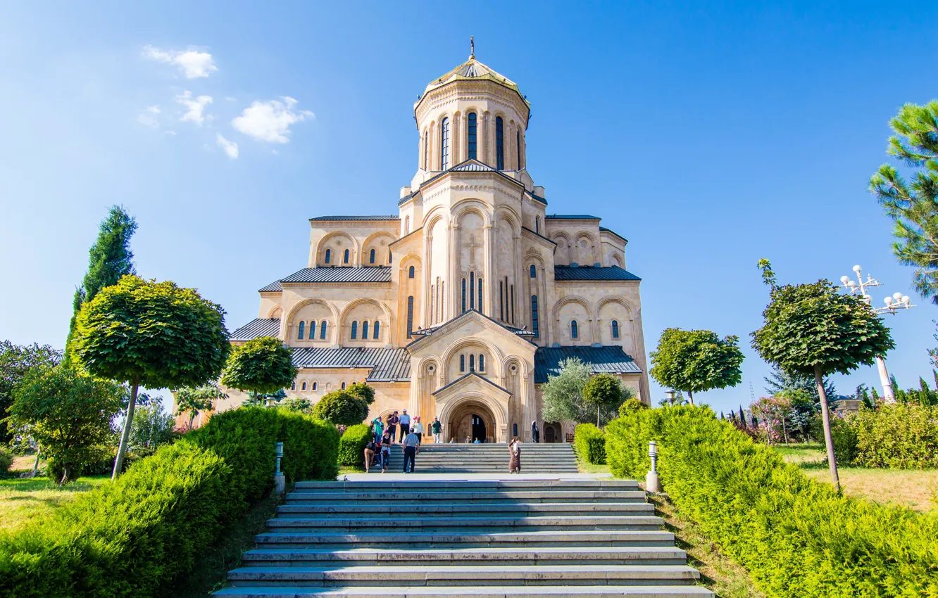 Фото обои зелень, небо, солнце, деревья, лестница, ступени, храм, Грузия