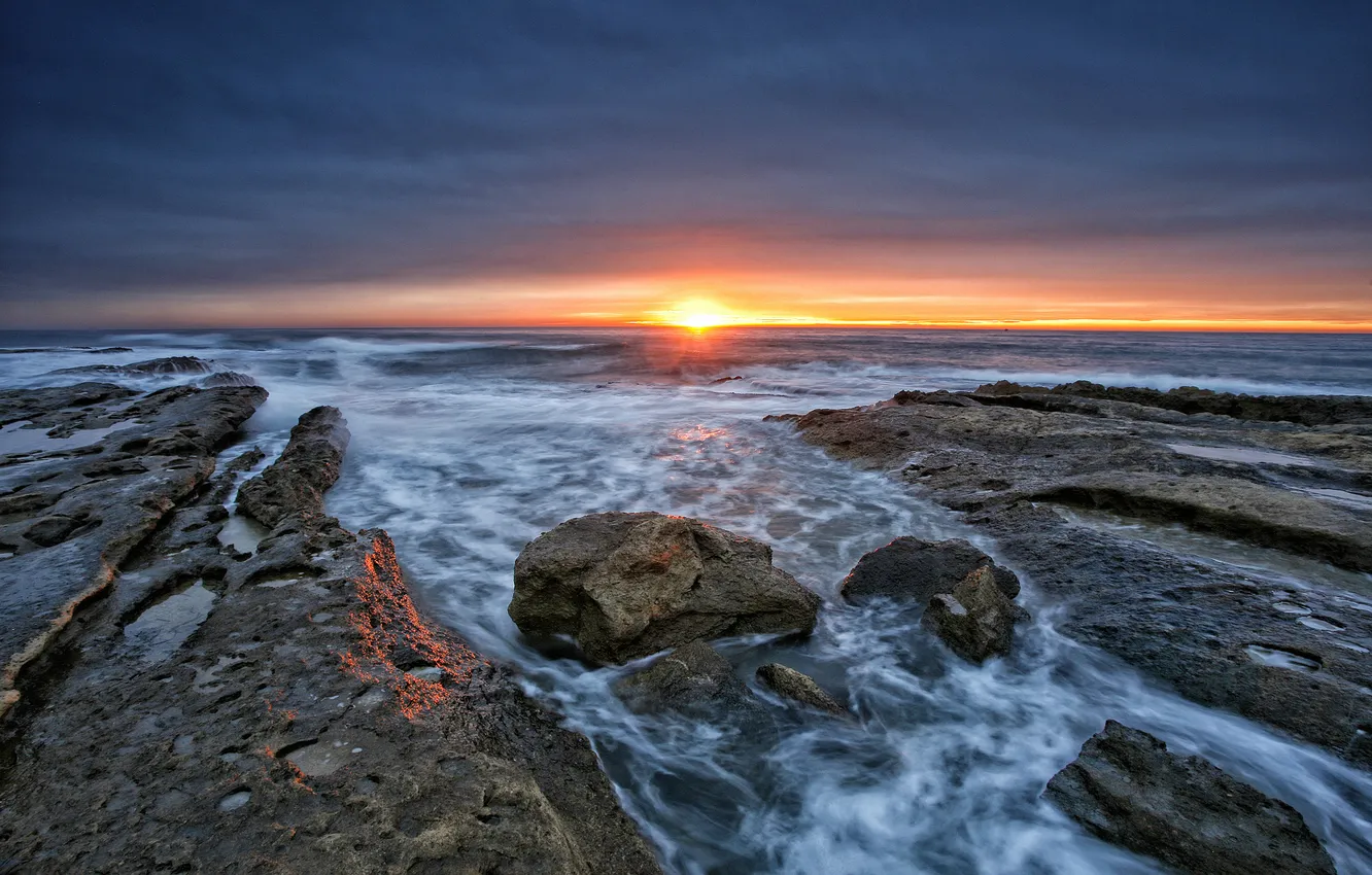 Фото обои море, солнце, закат, берег, горизонт, отблеск, каменистый