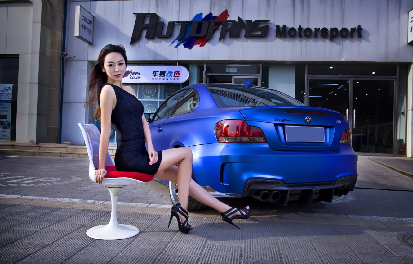 Фото обои взгляд, Девушки, BMW, стул, азиатка, красивая девушка, синий авто